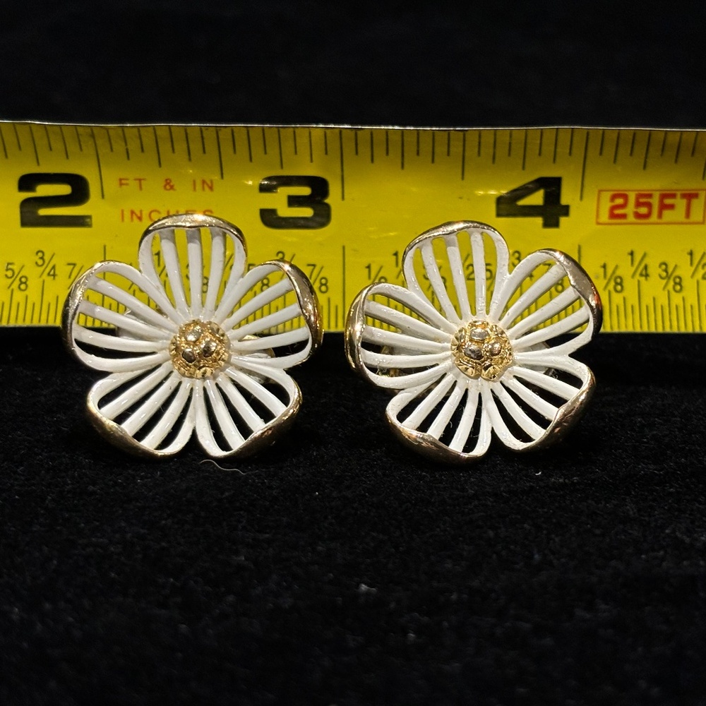 MONET (signed) Vintage White Enamel, Gold Tone Dogwood Flower clip on earrings
